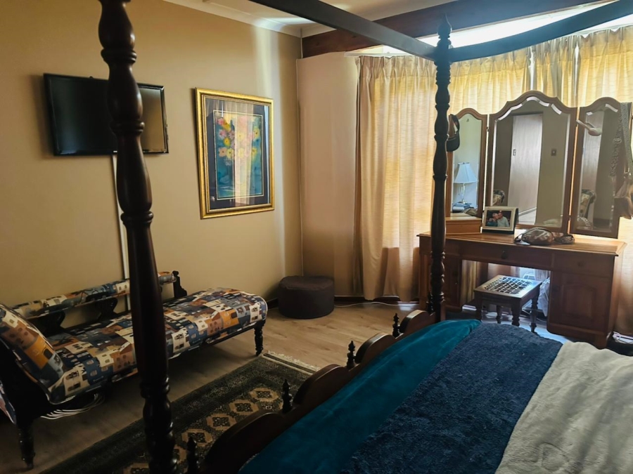 4 Bedroom Property for Sale in Glen Barrie Western Cape